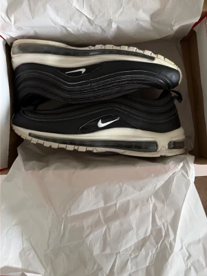 Nike Air Max 97 svart/vit  - Nike Air Max 97 sneakers i svart och vitt med Air-sula. Original låda finns med.