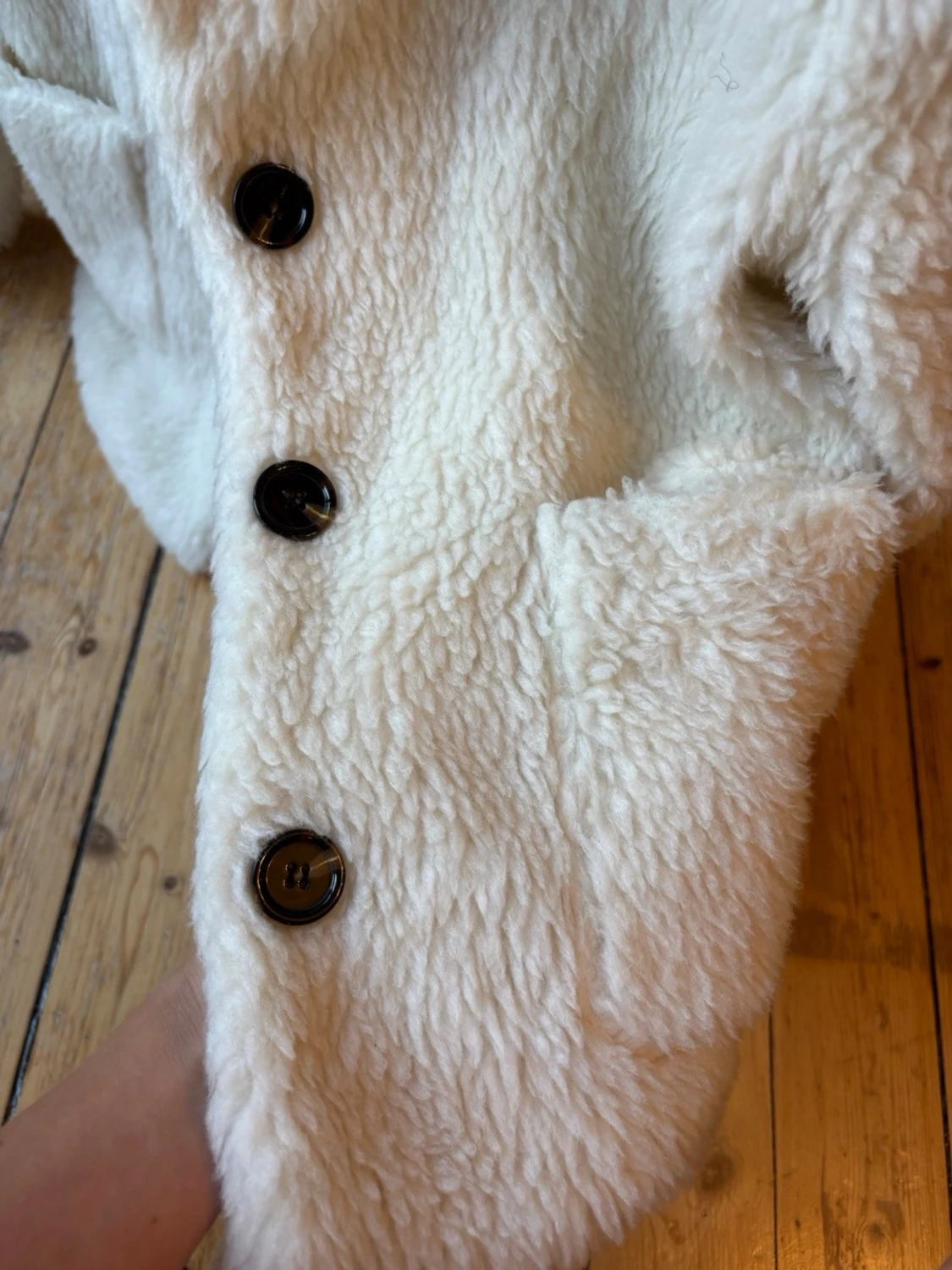 Krämvit teddyjacka med stora fickor - 2
