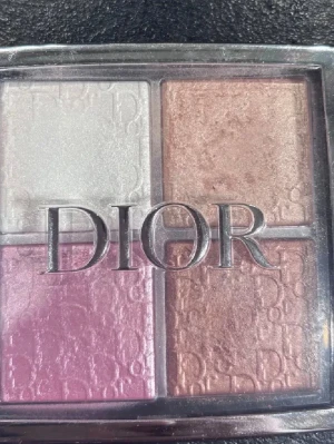 Dior highlighter palette -  Fyra nyanser: skimrande vit, ljusbrun, rosa och beige. Perfekt för att skapa olika looks och highlighta kindbenen.