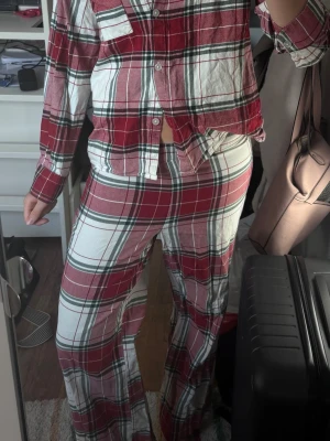 Pyjamas set - Byxorna är lite korta på mig, är inte strykad