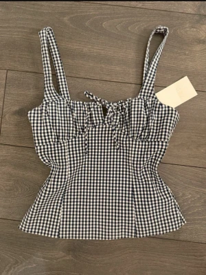 Ny topp Zara med prislapp - Helt ny rutig topp från Zara med prislapp! Otroligt fin o högkvalitativ med dragkedja för att ta av o på den enkelt, i strl s🩷