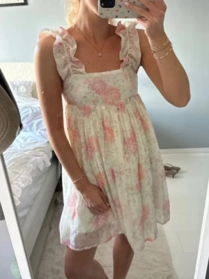 Slutsåld klänning från H&M  - Superfin klänning från H&M. Köpte den dock på Vinted. Jätte fräsch och inga defekter. SLUTSÅLD! 
