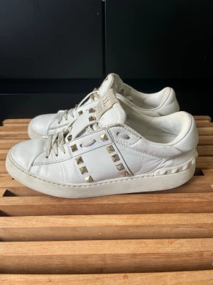 Valentino rockstuds  - Tjena, säljer nu dessa riktigt snygga och populära valentino rockstudsen, de är i bra skick men använda en del, storlek 37, endast skorna ingår, hör av er vid frågor och funderingar🙌🤝 