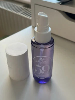 Sol de Janeiro 59 Parfym Mist - Sol de Janeiro 59 Parfym Mist i snygg lila. Perfekt att ha med i väskan för en snabb uppfräschning när som helst. Nästan oanvänd, tagit 8 sprej max. 90 ml-flaskan. 