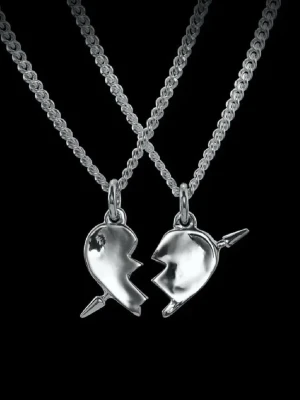 Maria Nilsdotter you and me neckless - Ena halvan, det till vänster. Halsbandet är använt men är i fortsatt väldigt bra skick. Hör av dig vid frågor❤️