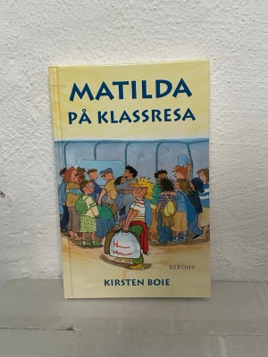 Matilda på klassresa - En färgglad bok med illustrerat omslag där Matilda och hennes klass står redo för klassresa. Boken är skriven av Kirsten Boie och utgiven av Berghs. Illustrationerna är i färg av Silke Brix. Perfekt för dig som gillar ungdomsböcker med äventyr och vänskap.
