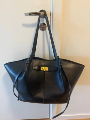 Stora Gina Tricot väska - Säljer denna fina väskan från Gina! Den är använd så banden har slitits💕