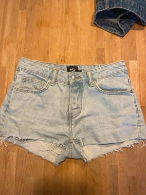 Perfekta ljusblå jeansshorts🩵 - Säljer dessa supersöta minishorts från lager i den perfekta ljusblå färgen!! Tyvärr är dessa för amå för mig och kan därav inte ta bilder på. Endast använt en gång🩵