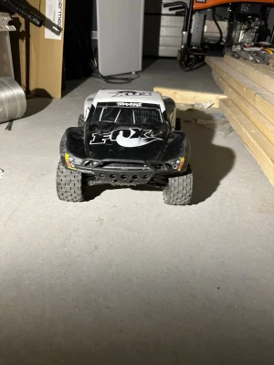 Traxxas slash 2wd - Hej, säljer nu min ombyggda traxxas slash då intresset flagnat. Den är ombyggd från rustler till slash xl med lite uppgraderade delar.   Man får med allt för att bygga om till en rustler plus massa annat, som två 3s batterier, en dual laddare, batteri påse, kontroller och lite reservdelar, se sista bilderna. Om priset är rätt kan man få med en borstlös motor och esc som är lite defekt. Vid frågor är det bara att höra av sig  mvh Simon