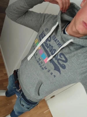 Superdry hoddie  - Fin grå superdry hoddie i väldigt bra skick modellen på bilden är 177 cm och den passar bra men kanske något liten