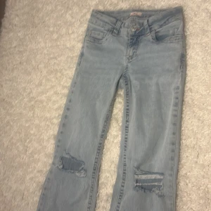 Nelly jeans  - Ljus blåa Nelly jeans i nytt skick! Använda 2-3 gånger. Pris kan diskuteras!!! 