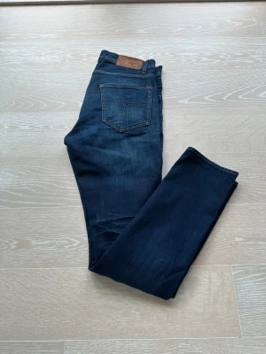 Mörkblå slim fit jeans - Hej säljer mina tiger of Sweden jeans med en stilren mörkblå färg | skick 9/10 | passform slim fit | mitt pris 249kr | hör av er vid intresse pris går alltid och diskuteras 