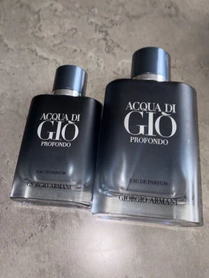 Acqua di Giò Profondo Eau de Parfum - Acqua di Giò Profondo Eau de Parfum från Giorgio Armani. Flaskan är elegant i matt mörkblått glas med silverdetaljer och rundad fyrkantig form. Doften är fräsch och modern, perfekt för dig som gillar exklusiva parfymer med stilren design. Säljer en liten 50 ml och 100ml  frakt 90 kr 