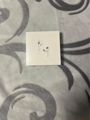 Apple AirPods med laddningsetui - Säljer ett par vita Apple AirPods med laddningsetui. Kommer i originalförpackning med USB-C laddningskabel och manualer. Snygg och stilren design i blank plast, perfekt för dig som vill ha trådlösa hörlurar till mobilen eller datorn.