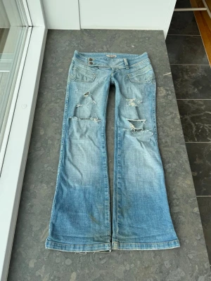 Lågmidjade jeans  - Så snygga jeans som tyvärr inte passar mig och har därför ingen bild på! Midjemått tvärsöver: 40cm + stretch Midjehöjd: 17cm Inerbens längd: 75cm. Jeansen är lite smutsiga ner till vilket säkert går bort i tvätten 💕