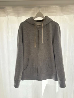 Ralph Lauren Zip Hoodie Grå storlek L - Polo Ralph Lauren Zip Hoodie i Storlek L i mycket bra skick 
