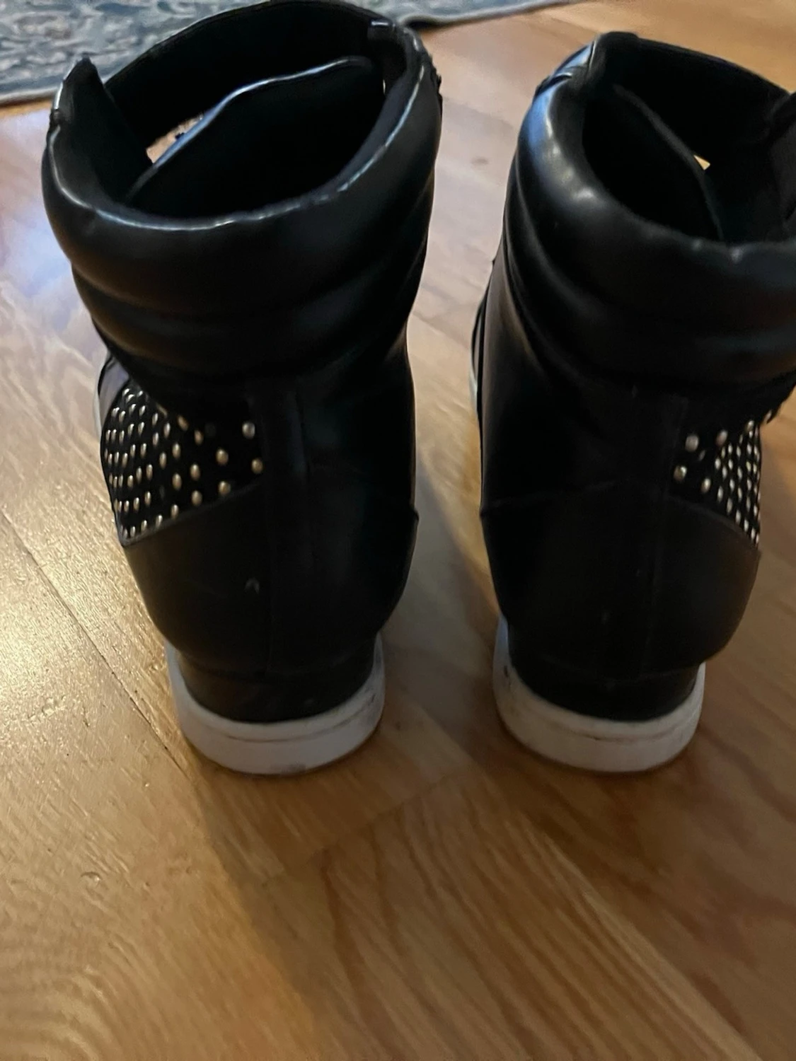 Svarta sneakers med nitar och dragkedja - 2