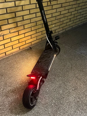 E wheels e7 pro - U/spärr - 5000w peak - el scooter - el sparkcykel  - Specs:  * Peak-effekt: 5 000 W * 52v  * Topphastighet: 70–80 km/h på plan mark * 780 mm MTB-styre * street tires tubeless-däck – bland de bästa däcken på marknaden med grymt grepp. * NUTT hydrauliska bromsar * Nya bromsbelägg * Nyblödade bromsar * Endast cirka 400+ km körd * 2 laddare ingår då den laddas 0-100% på 3 timmar  * 2 × nycklar ingår * års modell 2024 ( bästa modellen )   Pris kan diskuteras vid snabb affär ( möts i Norrköping. Kom privat för frågor 
