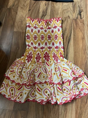 Design by Amor klänning - Jag säljer min virala och slutsålda design by Amor klänning, säljer då den inte kommer till användning. Den är i bra skick bara använd 2 gånger. Nypris är 699, kan diskuteras!