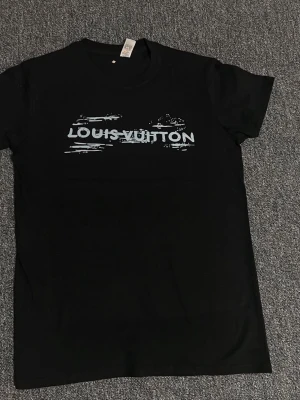Svart T-shirt - Fräsch tröja, använd 1 gång. För mer funderingar hör av er. 