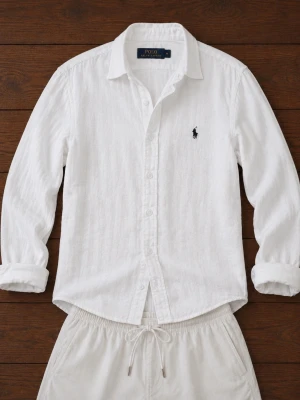 Ralphlauren - linneskjorta - Säljer en riktigt snygg linneskjorta från Ralph Lauren i mycket fint skick. Den är endast använd ett fåtal gånger och har därför inga tecken på användning. Skjortan är tillverkad i ett tunt och luftigt linnematerial som passar perfekt under varmare dagar. Storleken är S, men den passar även dig som vanligtvis använder XS beroende på önskad passform.  Hör gärna av dig om du har några frågor eller vill se fler bilder!