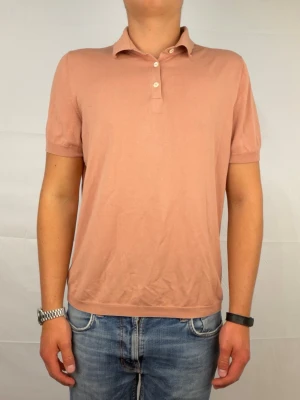Gran sasso tröja  - Säljer denna supersnygga gran sasso piketröja, detta är den perfekta tröjan för sommaren! Den är i 100% bomull. Made in italy. Size 50 men sitter som en S. Modellen är 180. Inga defekter på tröjan. Fraktar inom 24H😄