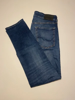 Jack & Jones jeans - Blå Jack & Jones’ jeans, mycket bra skick. SLIM/GLENN. W32, L32.