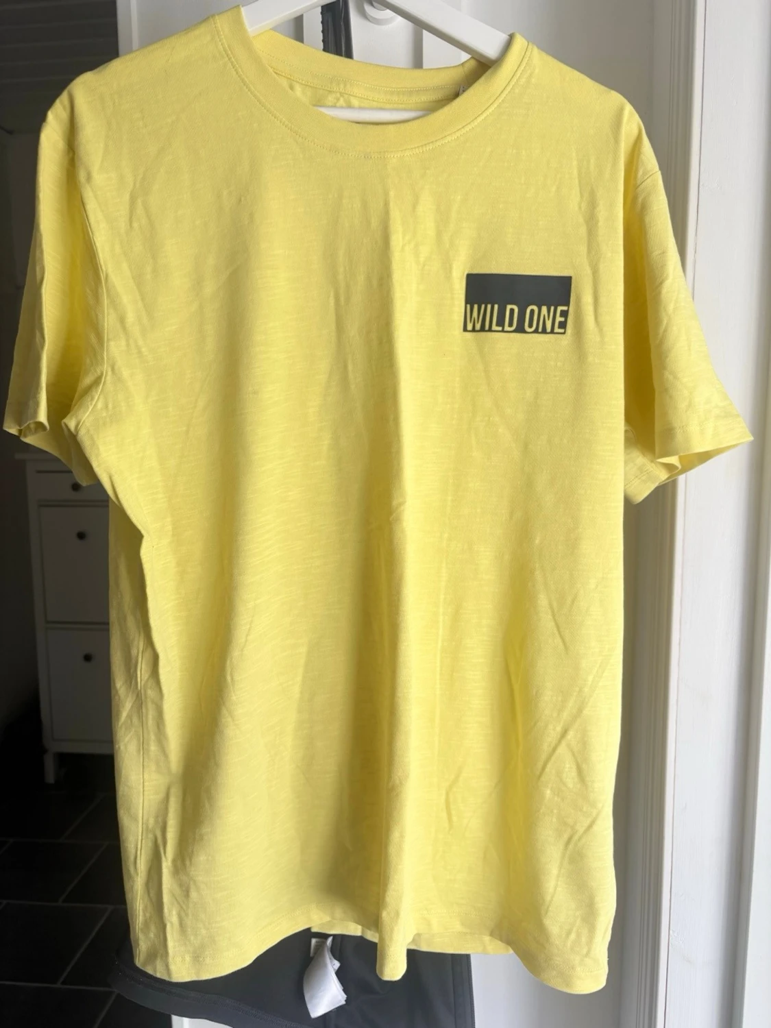 Gul t-shirt med tryck 'Wild One'