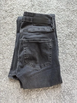Mörkgrå bootcut jeans från lager 157 - Ett par gråa utsvängda lågmidjade jeans från lager 157. Säljer pågrund av att de har blivit för korta för mig. De är i storlek XSS i short length. 