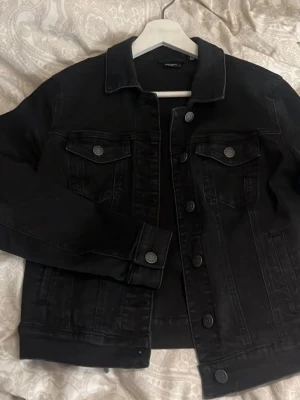 Jeans jacka  - En fin jeans jacka i bra skick! 