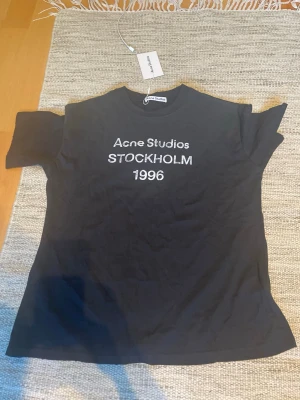 Acne studios T-shirt -  kom gärna med frågor om det skulle vara något, säljer billigt så vill helst inte sänka priset för mycket. Storlek L så är lite oversized för dem flesta tjejer( typ som xl)