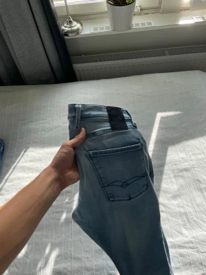 Replay anbass hyperflex jeans W31 - Säljer ett par Replay Anbass Hyperflex i storlek W31/L32. Riktigt bra skick, väl omhändertagna och mycket sköna tack vare Hyperflex-stretchen. Snygg passform och hög kvalitet – perfekta både till vardags och lite finare tillfällen.
