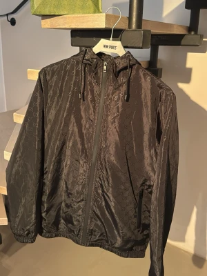 Gucci vindjacka  - Säljer nu en snygg Gucci vindjacka. Perfekt skick som ny. Storlek L men passar xs-S. Billigare vid snabb affär. Först till kvarn! 