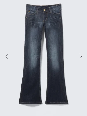 Mörkblå bootcut jeans - Ett par weekday jeans från cheap monday, booty bei low waist skinny bootcut jeans i färgen Star blue. Använda fåtal gånger då de är lite små i midjan och lite korta på mig. Strl 27/32
