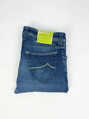 Jacob Cohën jeans 688 comfort - Mörkblå jacob Cohën jeans Märke: Jacob Cohën Storlek: Size 34 Passform: Slimfit Färg: Mörkblå Skick: Bra Mått: Midja: 42 cm Längd: 100 cm Öppning vid fot: 18 cm 