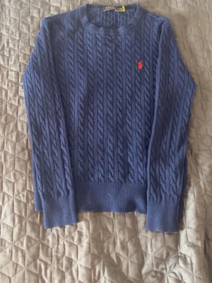 Polo Ralph lauren  - Polo Ralph Lauren kabelstickad tröja, storlek S. Tvättlappen är bortklippt, därför kan jag inte verifiera material eller artikelnummer. Säljs i befintligt skick.