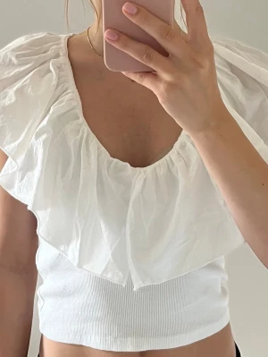 Zara volang topp vit volang croppad - Zara volang topp vit volang croppad S.                                               Den har använts några få gånger. Liten i storleken. Skriv om du har prisförslag.