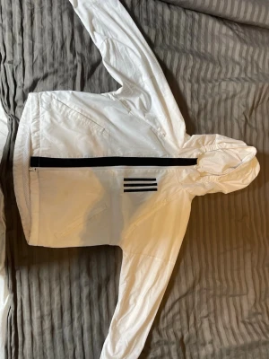 Adidas vindjacka - Tjena. Säljer en fet adidas vindjacka. Som jag har växt ut. Den har några fläckar men inget som man märker.