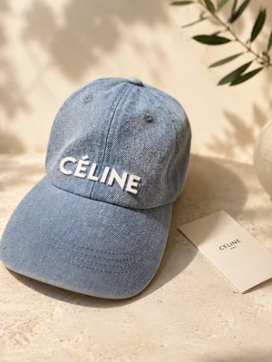 Ljusblå keps från Céline i denim - Snygg ljusblå keps från Céline i klassisk baseballmodell. Tillverkad i denim med broderad vit logga framtill. Justerbar baktill för perfekt passform. Perfekt accessoar för en trendig och avslappnad look.