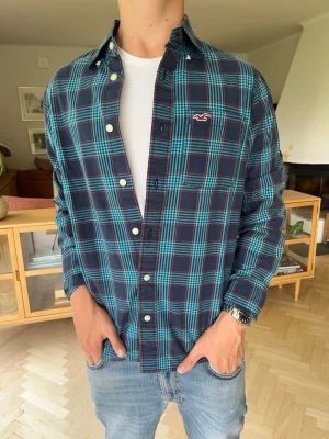 Hollister skjorta rutig blå herr vintage - 💙 Marinblå Hollister skjorta i mycket fint skick. Klassisk rutig skjorta med tidlös stil. Perfekt för både vardag och uppklätt. #hollister #skjorta #rutigskjorta #preppy #casual #streetwear #vintage #herr #unisex #mode #vinted #fynd #marinblå #medium #m. Passar dig som är 173-186
