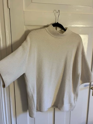 Kortärmad tröja  - Trekvarts oversize krämvit tröja från Zara, använd en gång. Materialet ser ut att vara teddy då den har lite textur. 