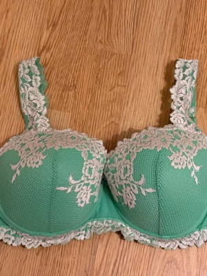 Balconettebehå Sofia Pretty Flowers - Intimissimi bh som är använd väldigt fåtal gånger. Denna färgen säljs inte längre💘Nypris: 559kr