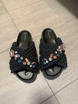 Inuikii tofflor  - Säljer dessa fina tofflor från inuikii, använt skick men fortfarande fina 🥰En av stenarna sitter lite löst samt lite slitna 