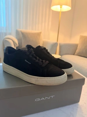 Gant skor i mocka  - Gant skor i mocka med röd sula i mycket bra skick