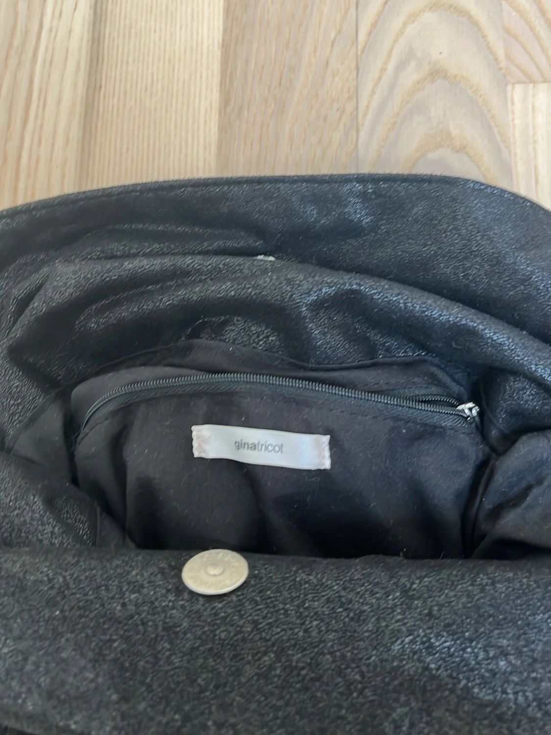 Svart handväska med kedjedetaljer - 3