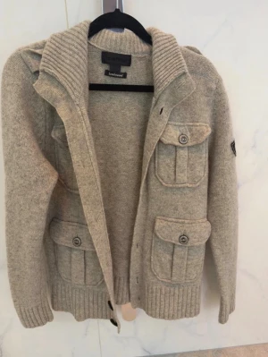 Cardigan  - Hej säljer den här sovietblack cardigan mycket bra skick knappt 2-3 gånger kanske säljer eftersom den har blivit för liten.