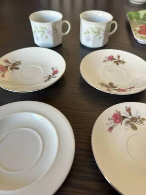 Kaffekoppar & Fat - Två kaffekoppar med missmatchande fat.  Skick kan ses på bild!