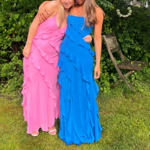 Balklänning  - Säljer min blåa balklänning. Köpt i Sydafrika från det sydafrikanska märket forever new. Använd en gång! Nypris 1200. Jag är 170 och den går hela vägen ner till marken även när jag hade klackat💕