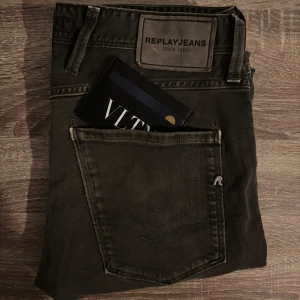 Replay jeans - Snygga grå/mörkgröna jeans från Replay med en klassisk femficksdesign. De har en normal passform och är tillverkade i slitstarkt denim. Perfekta för en stilren look.