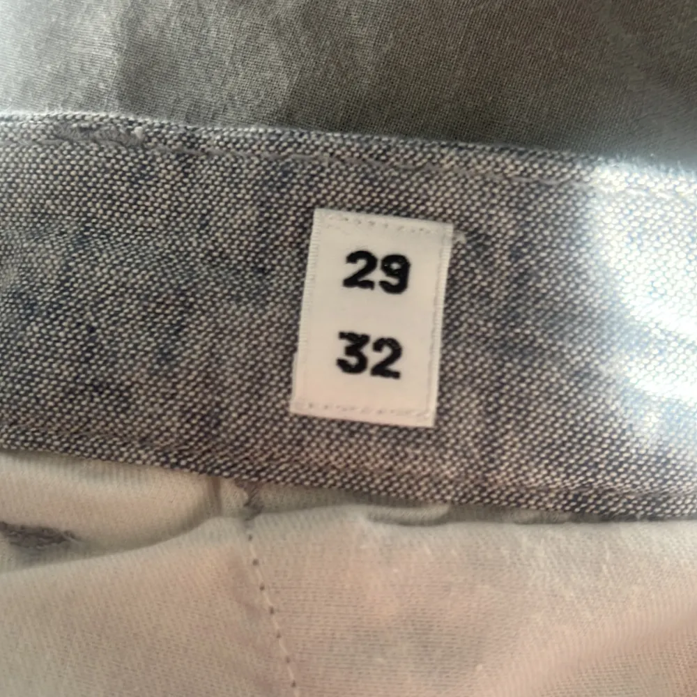 Snygga grå chinos från Jack & Jones med en klassisk design. Byxorna har en slimad passform, storlek W29 L32. Mycket bra skick. Modellen är 183 cm lång. Hör gärna av er om frågor. . Farkut & Housut.
